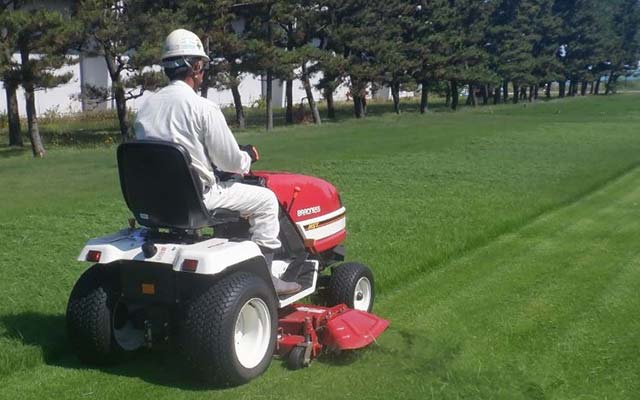 芝生の維持管理業務