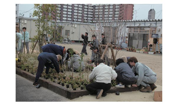 仮設住宅に彩りと癒しを